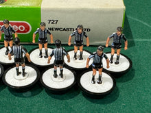 Load image into Gallery viewer, Subbuteo LW Newcastle Ref 727
