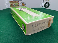 Load image into Gallery viewer, Subbuteo HW Team Newcastle United Ref 8
