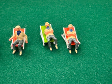 Load image into Gallery viewer, Subbuteo Cricket Spectators in Deckchairs x4
