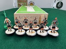 Load image into Gallery viewer, Subbuteo HW Team Newcastle United Ref 8
