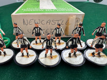 Load image into Gallery viewer, Subbuteo HW Team Newcastle United Ref 8
