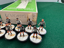 Load image into Gallery viewer, Subbuteo HW Team Newcastle United Ref 8
