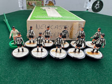 Load image into Gallery viewer, Subbuteo HW Team Newcastle United Ref 8
