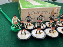 Load image into Gallery viewer, Subbuteo HW Team Newcastle United Ref 8
