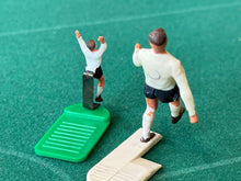 Load image into Gallery viewer, Subbuteo England Ref 154 Corner Kicker and Throw in Figure
