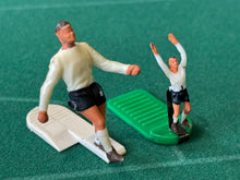 Load image into Gallery viewer, Subbuteo England Ref 154 Corner Kicker and Throw in Figure
